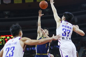 爱游戏中国体育-山东男篮训练开放日；赛前外线爆发引欢呼；亚冠在即；阵容厚度经受考验的简单介绍